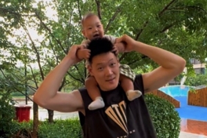 超級奶爸！張寧曬親子視頻：記錄第一次陪女兒小肚看雨