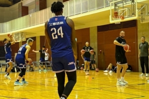 媒體人：對(duì)陣日本橫濱卓越 懷特塞德身穿上海男籃24號(hào)球衣亮相