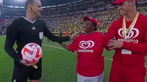 感動！??凱塞多媽媽為厄瓜多爾比賽送球，球員跑向媽媽深情擁抱