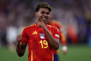 尼哈特：18歲亞馬爾是令人難以置信的球員，他在比賽中會努力協防