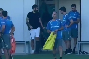 六臺(tái)：伊斯科拄拐回到貝蒂斯訓(xùn)練基地，恢復(fù)情況良好