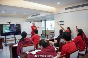 教練組特別準(zhǔn)備了“英語(yǔ)角”活動(dòng) 得到了中國(guó)女籃隊(duì)員的積極響應(yīng)