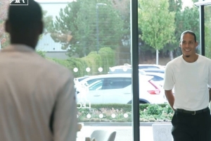 來了老弟！利物浦隊(duì)長范迪克與伊薩克擁抱，歡迎后者加盟球隊(duì)