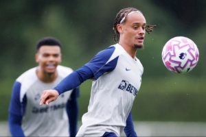 英媒談西蒙斯首訓：自信指揮、技術精湛，已展現(xiàn)機會創(chuàng)造者的才能