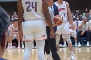 來了！張鎮(zhèn)麟在熱身賽亮相 身披上海77號(hào)戰(zhàn)袍 懷特塞德也上演首秀