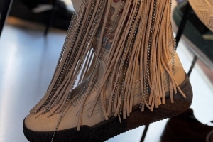 聊新出的靴子！歐文：我能穿它打球！這很瘋狂 但我總會(huì)挑戰(zhàn)極限