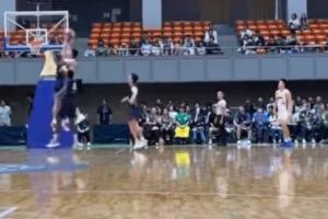 上海首秀！張鎮(zhèn)麟在熱身賽中持球殺籃下 騰空欲隔扣對(duì)手但沒成功