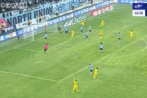 發(fā)生什么了？深圳進球后，拜合拉木手指大連英博死忠看臺疑似挑釁