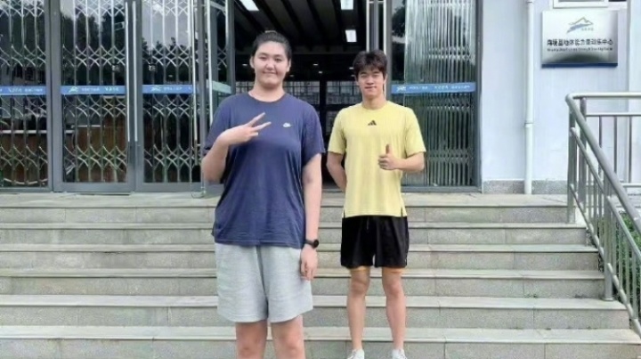 1米92潘展樂和2米26張子宇同框??網(wǎng)友：小潘秒變“小手辦”