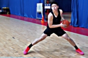 大橫移！張寧曬趣味視頻：撤步這一塊 休想偷走我的球