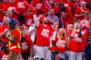 印城代言人！哈利攜未婚妻現(xiàn)場(chǎng)助威狂熱隊(duì)季后賽比賽！