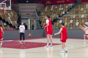 中國女籃今晚迎戰(zhàn)尤文圖特！張子宇賽前重點(diǎn)進(jìn)行罰球訓(xùn)練