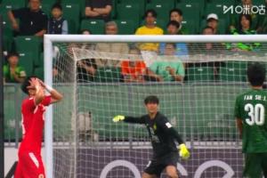 非常不滿！河內(nèi)無(wú)人防守遠(yuǎn)射攻門，國(guó)安20歲門將努爾艾力憤怒揮拳