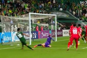 錯(cuò)失絕殺良機(jī)！方昊晃開(kāi)防守，小角度似傳似射打出另一邊邊線