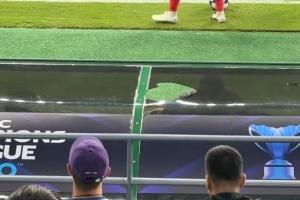 塞蒂恩血染賽場?。慷骷拥聻踅鈬掖┨嫜a席頂棚，塞蒂恩被誤傷