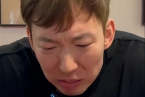 新表情包！周琦曬北京小吃挑戰(zhàn)之三巨口：是我吃的地方不對？