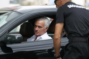 太有實(shí)力了！穆里尼奧駕駛法拉利抵達(dá)，準(zhǔn)備與本菲卡正式簽約