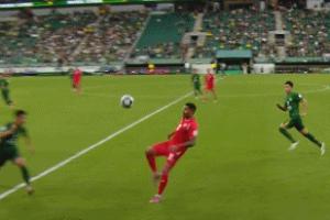 國(guó)安沖突導(dǎo)火索：何宇鵬遭危險(xiǎn)爆頭→滾回場(chǎng)內(nèi)→越南球員上手推搡