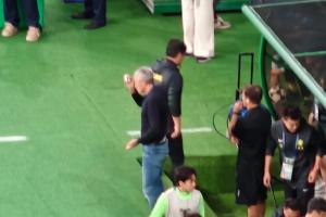 塞蒂恩：我回到更衣室也和恩加德烏說(shuō)，這是不是瞄著我踢的