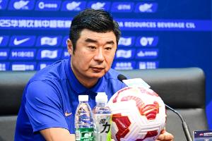 韓鵬：好幾個隊員一直在感冒，也是一邊吃藥一邊訓(xùn)練