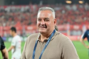 媒體人談薩爾瓦多下課：他的鍋主要是中場(chǎng)構(gòu)建沒(méi)強(qiáng)度 吳慶暫帶隊(duì)