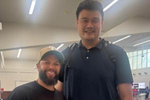 火箭球迷心中的痛！德隆-威廉姆斯偶遇姚明 兩人一同合照