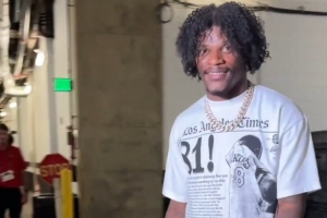 致敬科比！NFL巴爾的摩烏鴉隊(duì)明星四分衛(wèi)穿著科比T恤抵達(dá)球場(chǎng)