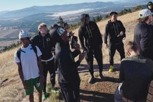 約等于官宣？林葳身穿俄勒岡大學(xué)隊(duì)服&上腳科比4 和隊(duì)友一起爬山