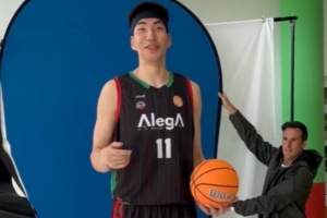 余嘉豪拍定妝照花絮出爐 單手輕松抓球&面對鏡頭霸氣怒吼