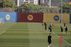 巴薩對陣奧維耶多賽前最后一練，萊萬帥氣凌空側(cè)鉤破門