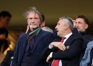 目睹球隊失利！郵報：拉特克利夫現(xiàn)場見證尼斯輸球，面色凝重