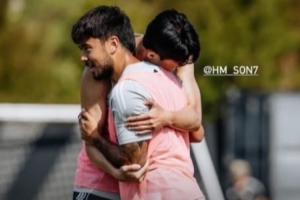 成隊友了！華裔球員伍小海和孫興慜訓(xùn)練中擁抱 球員此前歸化失敗