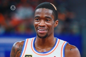 媒體人：備受關(guān)注的薩姆納優(yōu)先續(xù)約權(quán)依然是四川男籃所有