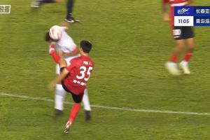 差點(diǎn)一次防守兩張紅牌！彭欣力抬腳過高踢到對手面部，吃到黃牌