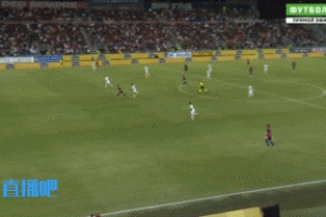 傷得不輕！貝洛蒂禁區(qū)內(nèi)相撞倒地，被隊醫(yī)攙扶下場