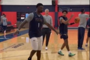 害擱那聊啥呢！訓(xùn)練后普爾與錫安繼續(xù)討論 兩人拿球連說帶比劃