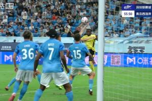 逆天手球！楊一鳴防守中伸手“打排球”送點，阿齊茲點射反超比分