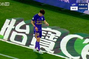 拉傷無法堅持，巴頓上半場尾聲傷退，一瘸一拐走下場