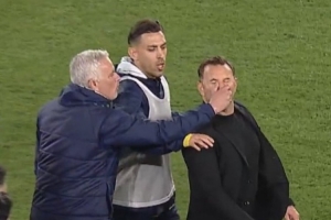 布魯克再談被穆帥捏鼻子：我承認(rèn)我倒地有點(diǎn)夸張，沒想到他會(huì)這樣