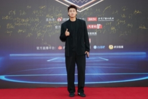 趙?，F(xiàn)身微博籃球之夜紅毯！一身黑西服帥氣登場！