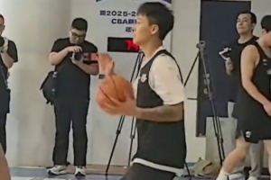 好好磨合！趙睿和北京男籃隊友配合訓(xùn)練 越來越熟悉了