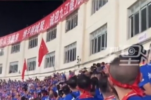 網(wǎng)傳贛超球迷被扔水瓶砸傷，警方帶走6人