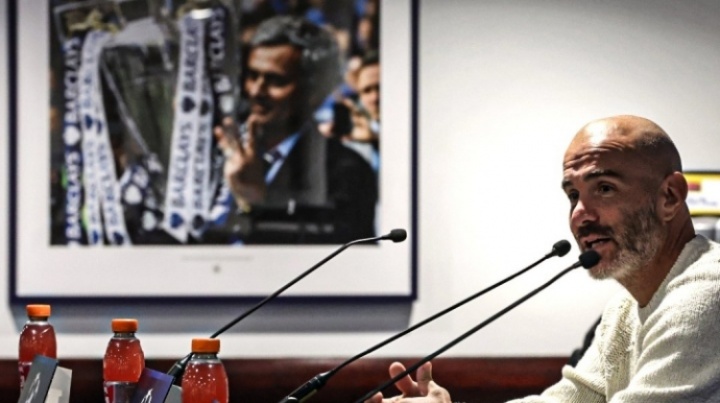 傳奇回家！馬雷斯卡發(fā)布會(huì)現(xiàn)場，墻上的照片正是穆帥英超第3冠