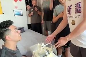 早日康復(fù)！祝吳冠希生日快樂！天天開心！