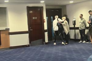 溫情時(shí)刻！發(fā)布會(huì)結(jié)束后穆里尼奧擁抱切爾西老員工，全場(chǎng)響起掌聲