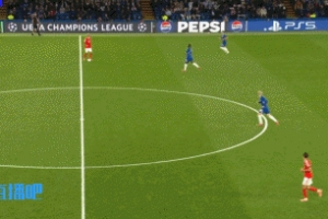 沒(méi)必要?。∏袪栁鞣敢?guī)后恩佐上前把球踢走，被主裁出示黃牌！