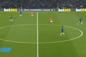 特殊的一個(gè)！切爾西球迷起立鼓掌致敬穆帥，穆里尼奧揮手回應(yīng)