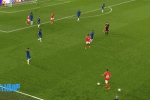 扳平心切！98分鐘場(chǎng)內(nèi)出現(xiàn)兩顆顆皮球，穆里尼奧急忙進(jìn)場(chǎng)踢走一球