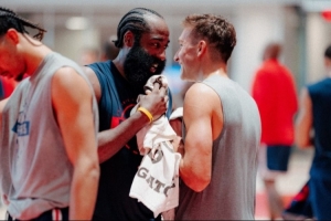 快船訓(xùn)練營(yíng)第二天照片：哈登&博格丹喜笑顏開(kāi) 小卡&保羅同框