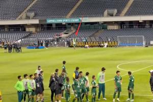 又與球迷沖突！國安球迷賽后集體大罵楊立瑜，球員疑似豎中指回應(yīng)